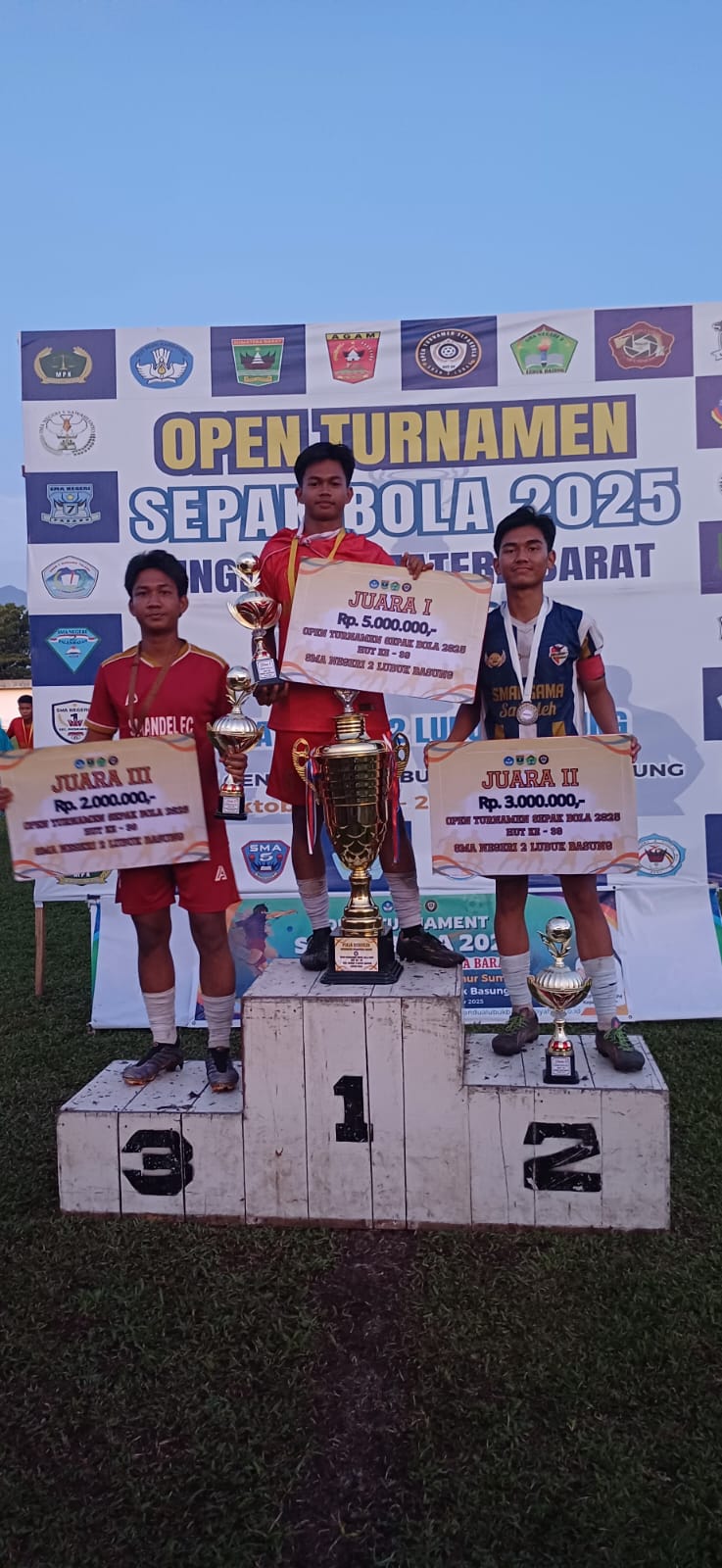 penyerahan hadiah pemenang pertandingan sepak bola  2025 