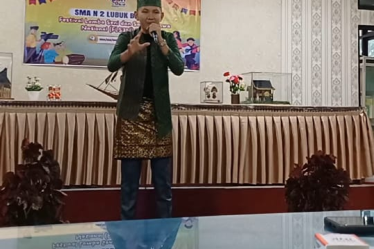 Davi Ananda Fersa Kelas X SMAN 2 Lubuk basung meraih jura 1 lomba solo song
