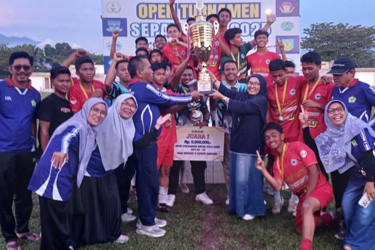 penyerahan tropi bergilir Turnamen sepak bola 2025 oleh kacabdin Propinsi Sumagtera barat tanggal 26 Oktober 2025